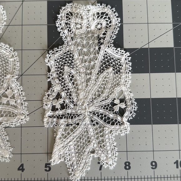 Pair of Vintage White Lace Appliqués | Floral Scrollwork Needle Lace Trim | MCM - Picture 10 of 14
